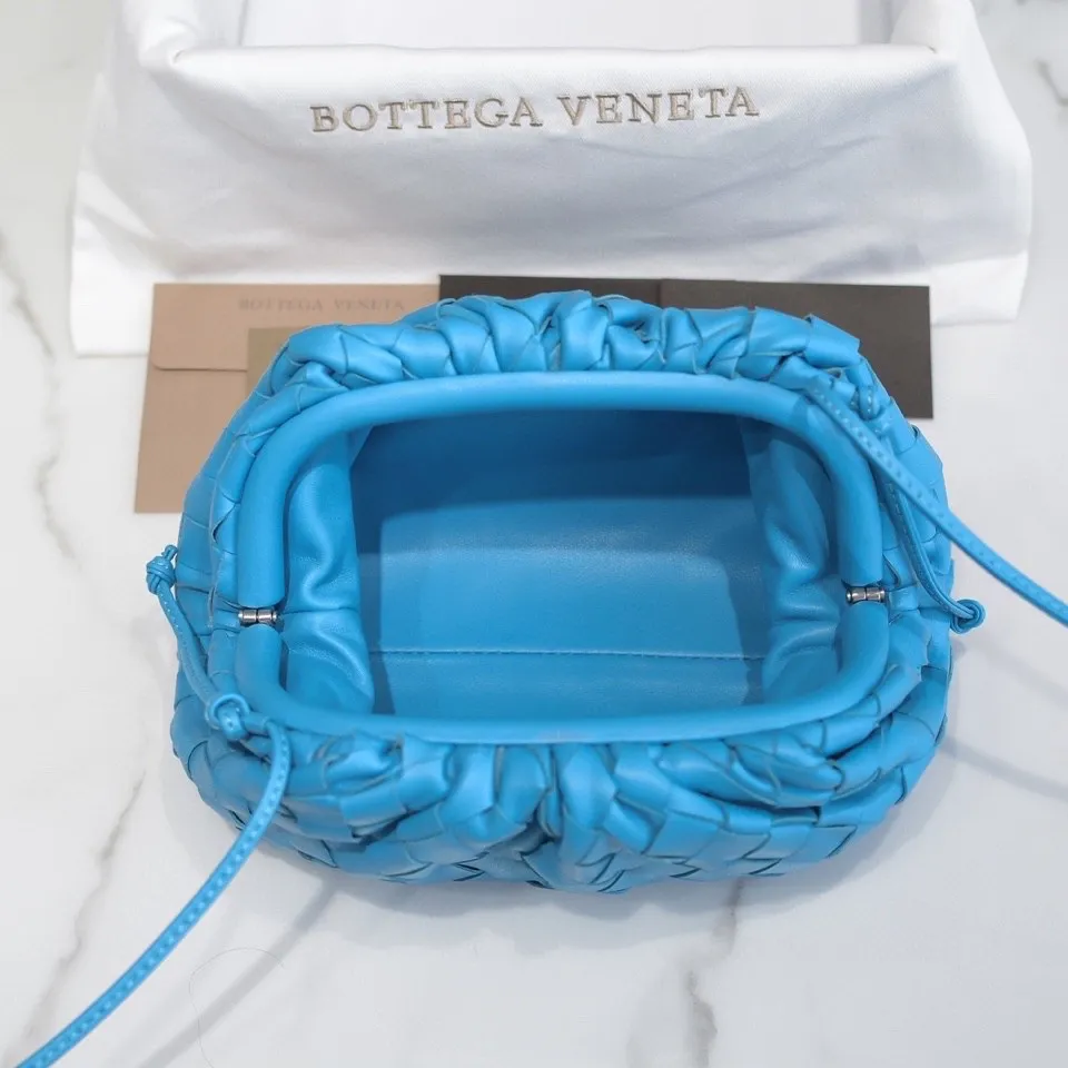 Batch 1260 Real shots👇Large plaid weaving The pouch cloud bag is the first series designed by former Celine designer Daniel Lee after joining BV. The upper body is extremely ecstatic ~ fashionable and classy ~ elegant and concise, lazy and intellectual size: 23*13*8 [Little Cloud Rough Weave#]